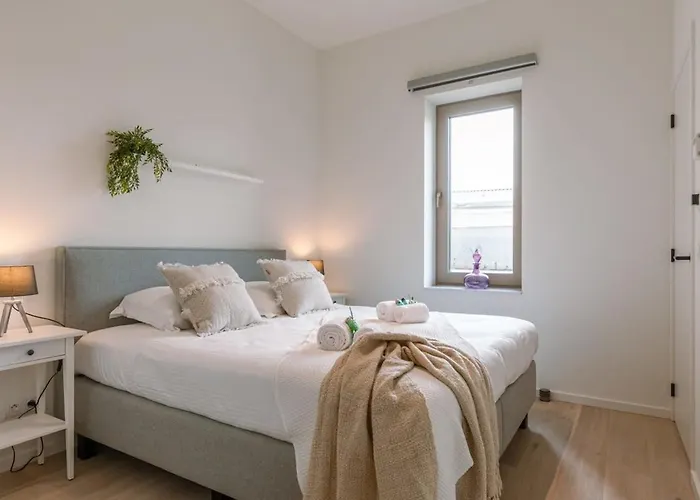 Huswell - Modern In A New Near The Sea Apartment